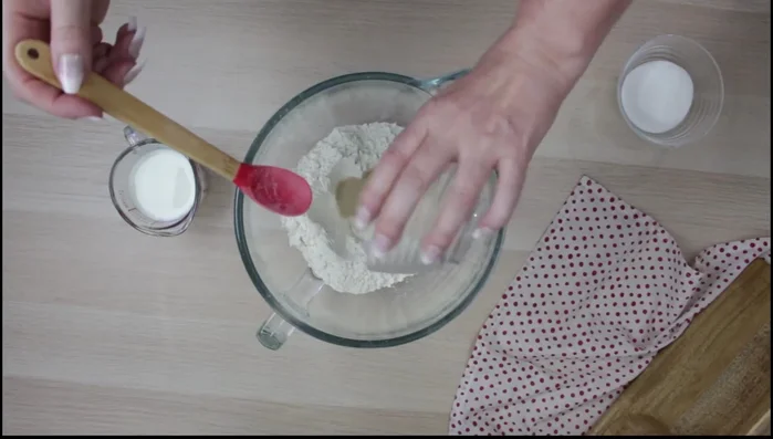 Mehl in eine Schüssel geben, Mulde formen. 1 EL Zucker, Hefe und halbe Milch in die Mulde geben. Vermischen und etwas Mehl vom Rand hinzufügen. Zugedeckt 15 Minuten gehen lassen.