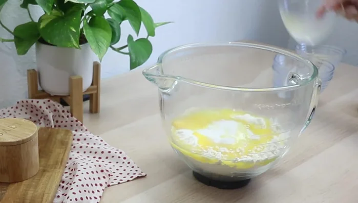 Restliche Zutaten hinzufügen und Teig 10 Minuten kneten bis er glatt und elastisch ist. Zugedeckt 2 Stunden gehen lassen.