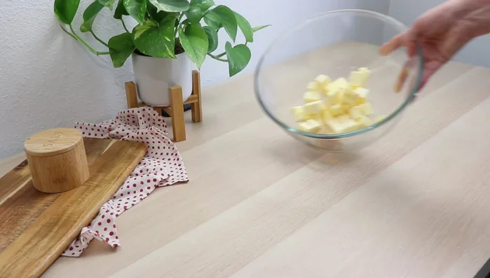 Für Streusel: Butter, Vanilleextrakt, Mehl, Zucker und Zimt in einer Schüssel vermischen und zu Streuseln kneten.