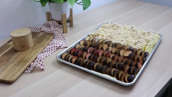 Streusel über das Obst verteilen und den Kuchen 25-30 Minuten bei vorgeheizter Temperatur backen.