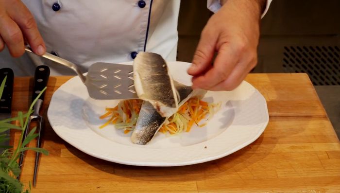 Optional: Eine leichte Sauce aus reduziertem Fond und Olivenöl zubereiten (statt Sahne).