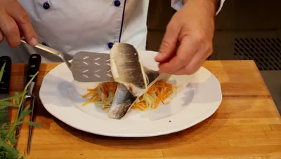 Gedünstetes Wolfsbarschfilet auf Gemüsebett - Rezept & Anleitung