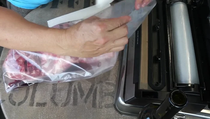 Den Beutel verschließen und vakuumieren.