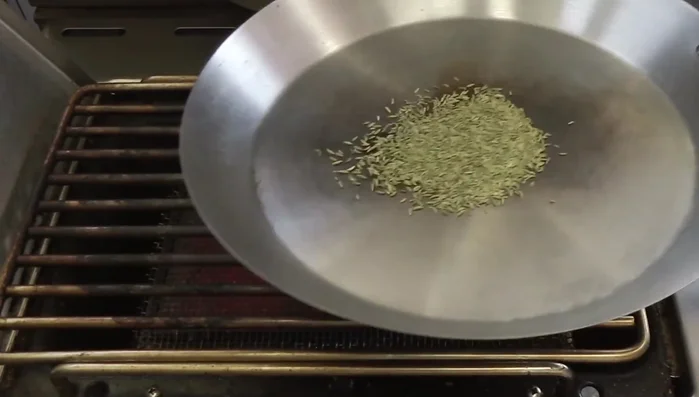 Zwiebeln in einer Pfanne leicht anrösten, bis sie goldbraun sind. Nicht zu dunkel werden lassen!