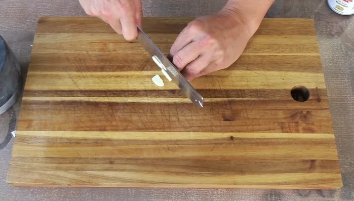 Knoblauch fein schneiden.