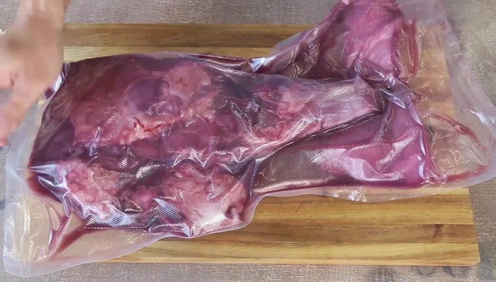 Die Lammschulter über Nacht im Kühlschrank marinieren.