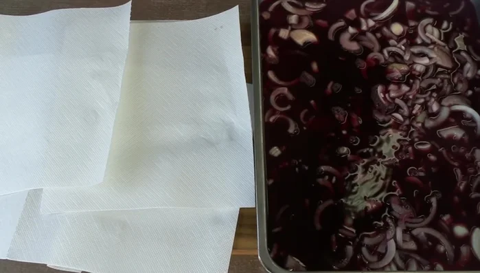 Restlichen Rotwein zu den Zwiebeln geben.