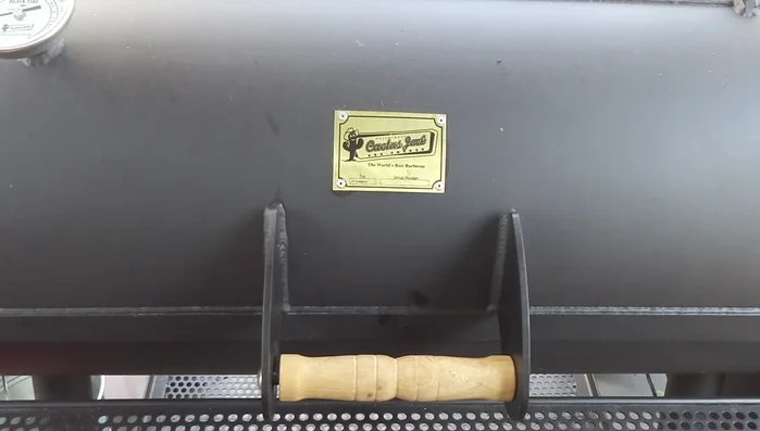 Lammschulter im Smoker bei niedriger Rauchstufe für einige Minuten räuchern, dann bei 200 Grad ca. 1-1,5 Stunden schmoren.