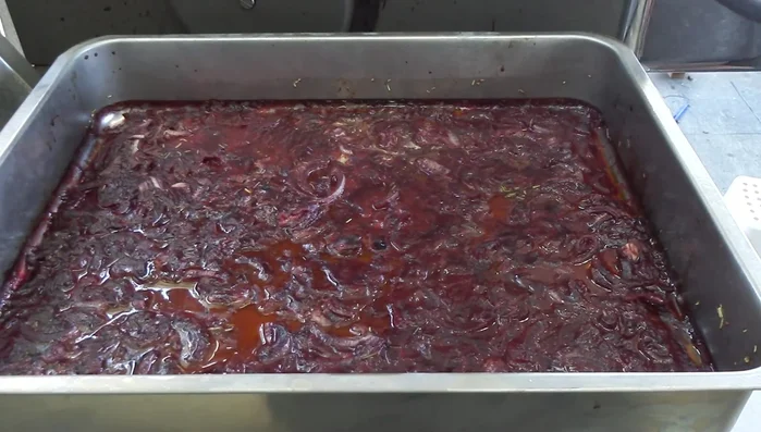 Für die Sauce: Rotwein, Erdbeermarmelade, und Brühe in einem Topf erhitzen. Mit Salz und Pfeffer abschmecken.