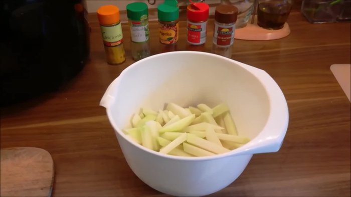 Kohlrabi schälen und in kleine Stifte schneiden.