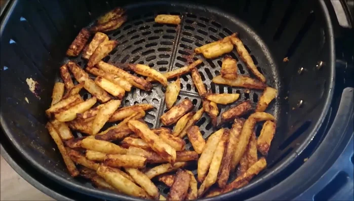Optional: Chicken Nuggets neben den Kohlrabi-Pommes in der Heißluftfriteuse zubereiten.