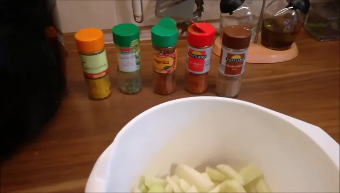 Kräuter (z.B. Basilikum, Rosmarin, Thymian), Salz, scharfe Paprika, Muskatnuss und Kurkuma mischen.