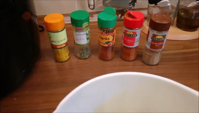 Kohlrabi-Stifte mit Öl leicht besprühen und mit der Gewürzmischung vermengen.