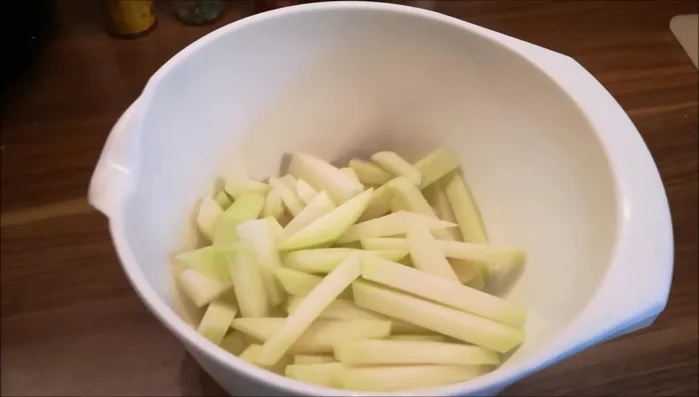 Kohlrabi-Stifte ca. 5-10 Minuten ziehen lassen, damit die Gewürze einziehen können. Mit Küchenpapier leicht abtupfen, damit sie nicht zu feucht sind.