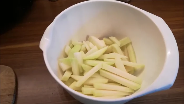 Kohlrabi-Stifte in die Heißluftfriteuse geben und gleichmäßig verteilen.