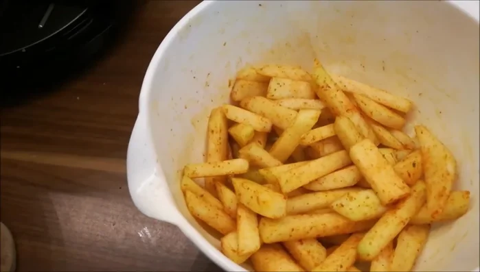 Heißluftfriteuse auf 180°C einstellen und die Kohlrabi-Pommes ca. 18 Minuten garen.