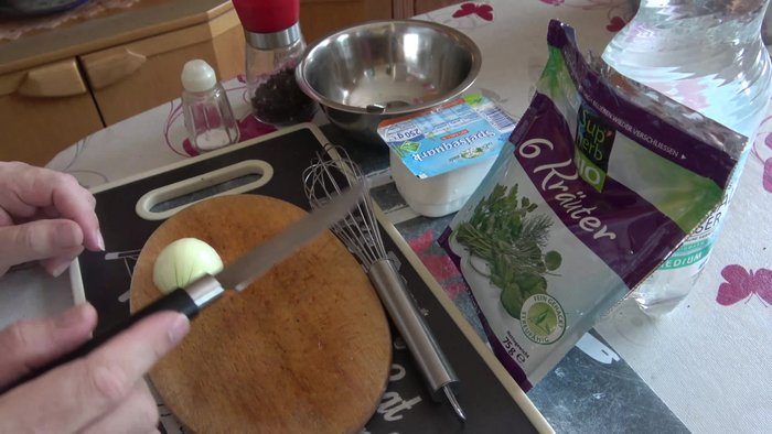 Schnittlauch, Kerbel und andere Kräuter nach Wahl hinzufügen.