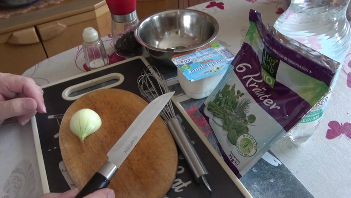 Alle Zutaten (außer Kartoffeln) in einer Schüssel vermengen.