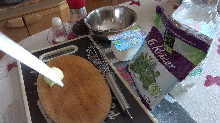 Zwiebel klein schneiden.