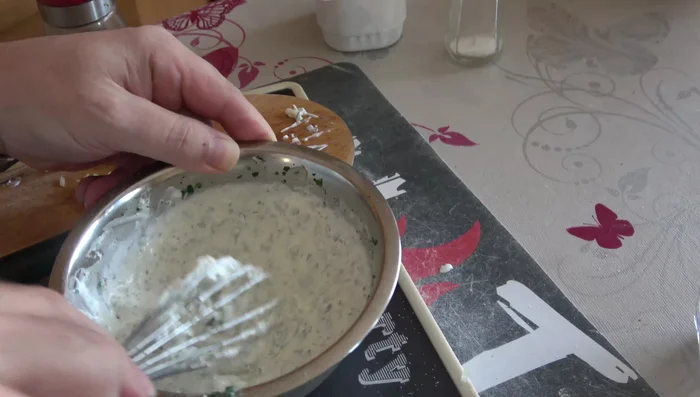 Die gekochten Kartoffeln hinzufügen und unterheben.