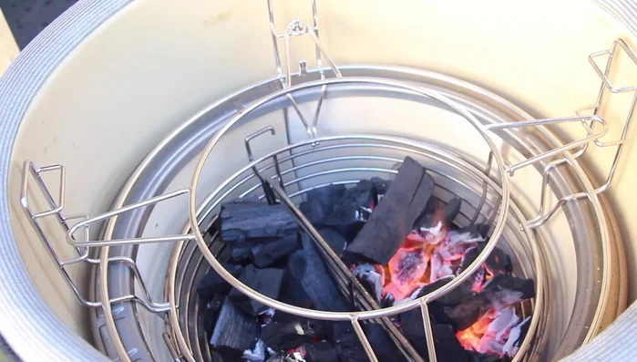 Dutch Oven auf dem Grill erhitzen. Etwas Öl hineingeben und den Schweinenacken rundherum anbraten.