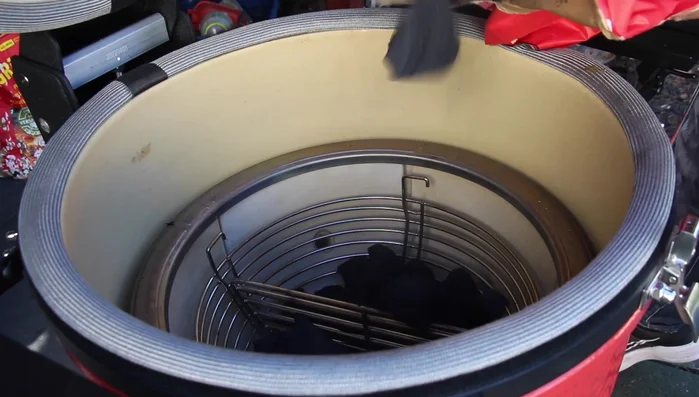 Grill (z.B. Kamado Joe) auf 210 Grad vorheizen. Sellerie, Lauch, Möhre, Zwiebel und Knoblauch würfeln.