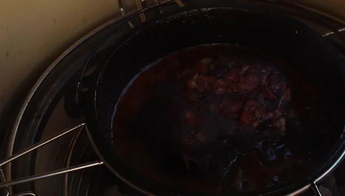 Nach 2,5 Stunden den Braten wenden, Deckel öffnen und weitere 20 Minuten köcheln lassen.