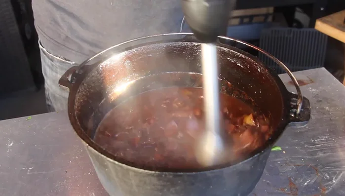 Braten aus dem Dutch Oven nehmen. Die Soße durch ein Sieb passieren oder pürieren.