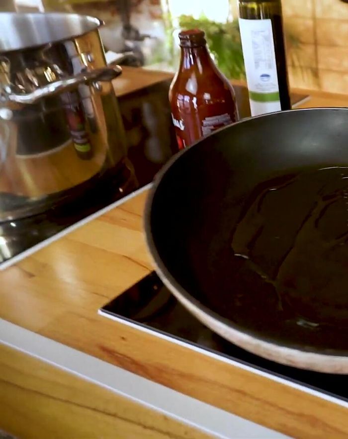 Olivenöl in der Pfanne erhitzen. Nicht zu heiß werden lassen (205.03).
