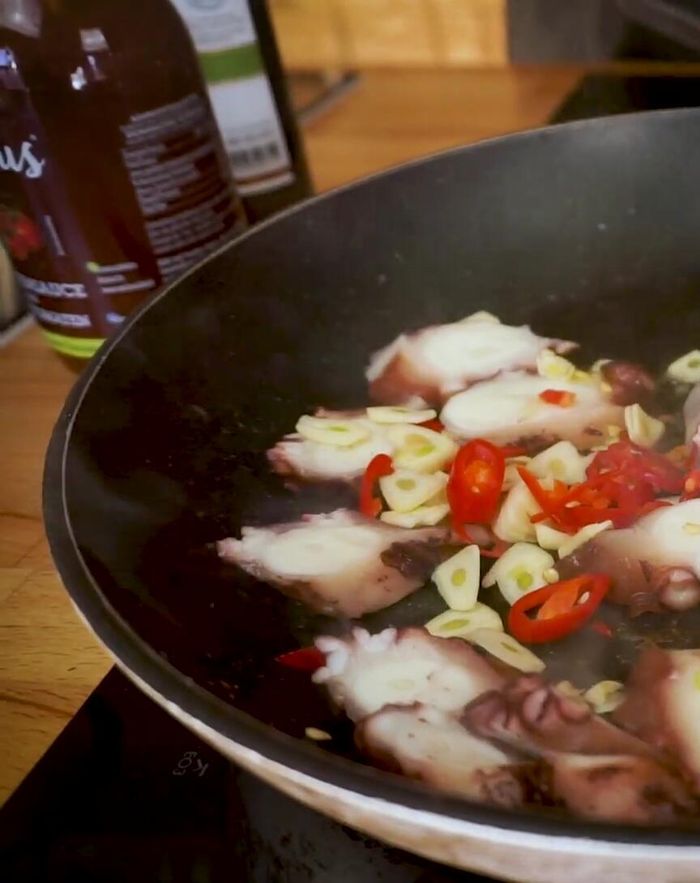 Knoblauch, Chili und Frühlingszwiebeln hinzufügen und anbraten (314.37).