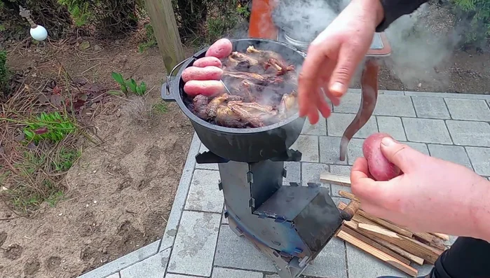 Kartoffeln schälen und hinzufügen. Deckel drauf.