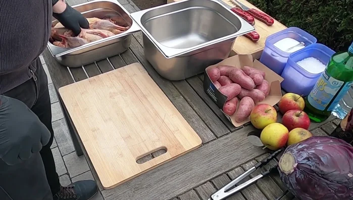 Laufenten zerlegen (Brustbein, Rücken entlang schneiden). Talgdrüsen entfernen.