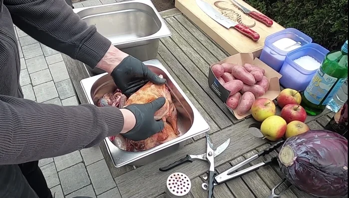 Entenviertel mit Rap's Gewürzmischung großzügig innen und außen einreiben. 30 Minuten ziehen lassen.