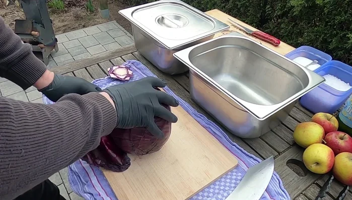 Rotkohl putzen, äußere Blätter entfernen und in Streifen schneiden. Mit Salz und Zucker vermengen.