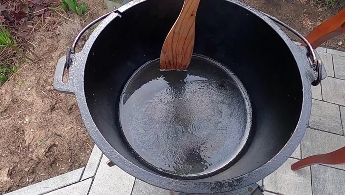 Entenviertel im heißen Öl im Dutch Oven anbraten.