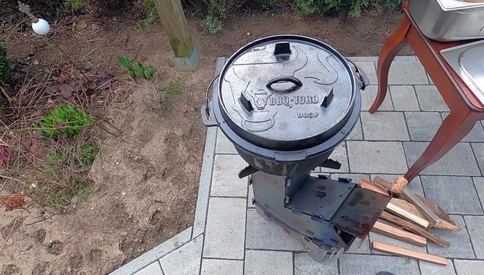 Deckel auf den Dutch Oven setzen und ca. 1 Stunde köcheln lassen.