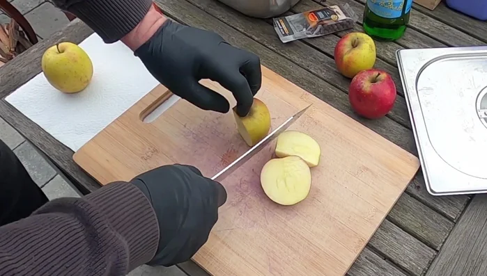 Äpfel schälen, entkernen und grob würfeln. Zum Rotkohl geben.