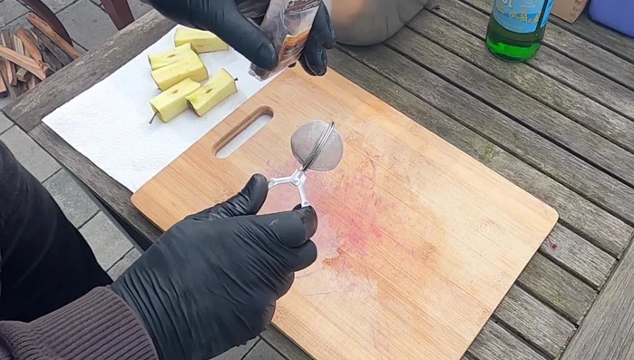 Piment zum Rotkohl hinzufügen.