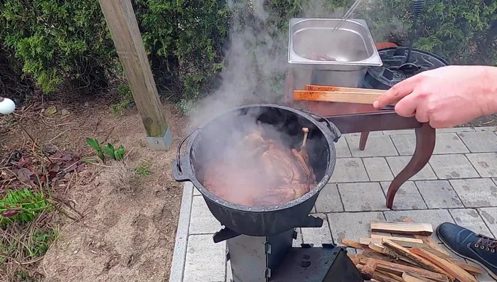 Enten aus dem Dutch Oven nehmen. Rotkohl in den Dutch Oven geben.