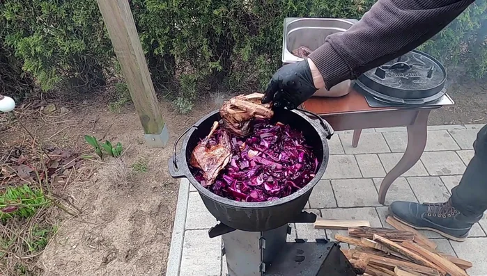 Entenstücke wieder auf den Rotkohl legen. Wasser hinzufügen.