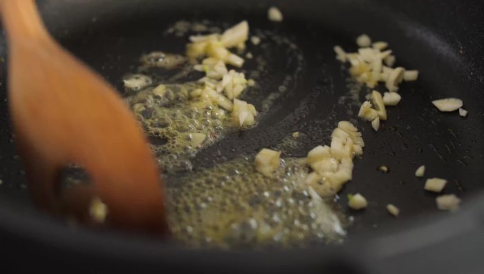 Restliche Butter in die Pfanne geben, Knoblauch und Chiliflocken hinzufügen und kurz anbraten. (130.86)