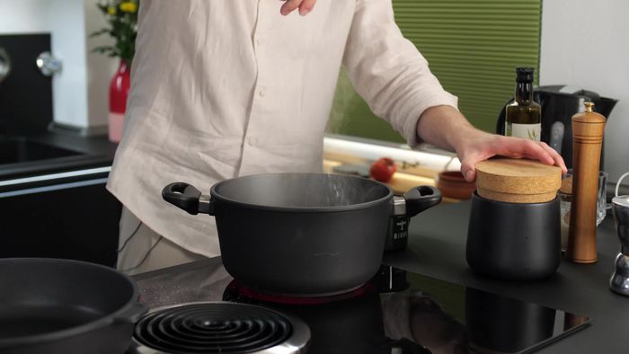 Nudelwasser mit reichlich Salz zum Kochen bringen. (13.08)