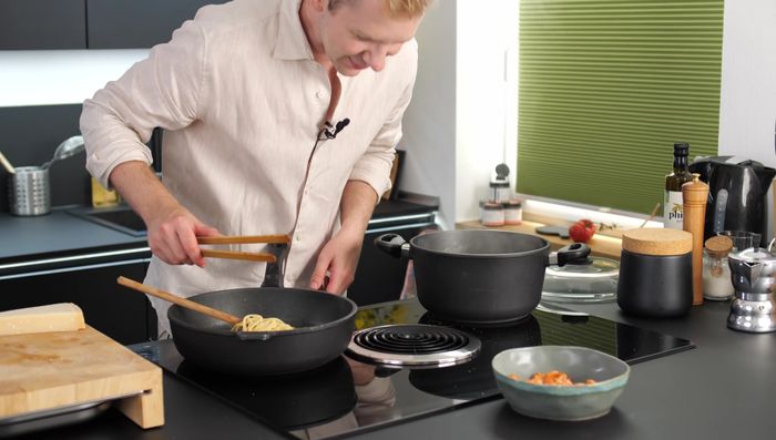 Die gekochten Spaghetti in die Pfanne geben und gut vermischen. Mit etwas Nudelwasser ablöschen, um eine cremige Sauce zu erhalten. (154.02)