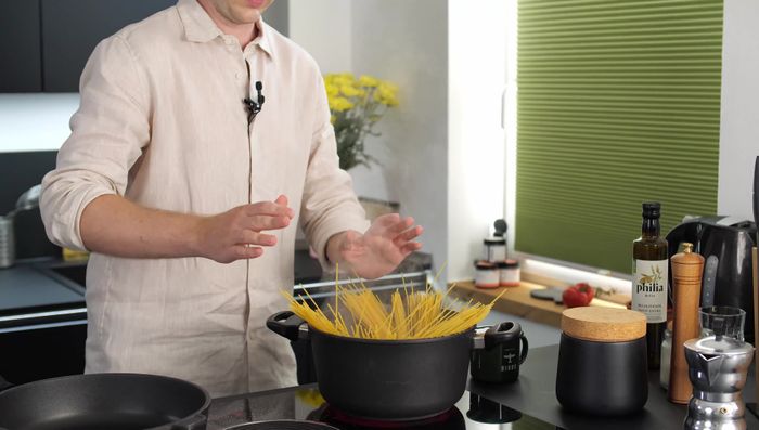 Spaghetti in das kochende Wasser geben und nach Packungsanleitung kochen. (29.22)
