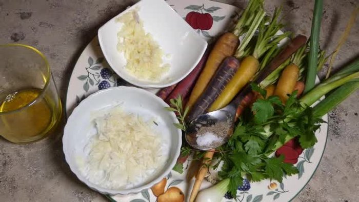 Karotten waschen und vorbereiten.