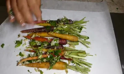 Gebratene Karotten mit Knoblauch & Kräutern - Rezept & Zubereitung