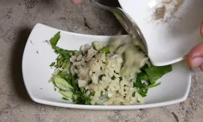 Knoblauch, gehackte Kräuter und Olivenöl in einer Schüssel vermengen.