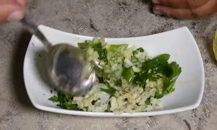 Karotten in die Schüssel geben und gut vermischen.