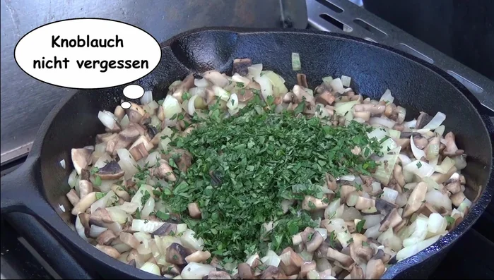 Pilzmasse abkühlen lassen (nicht würzen!).