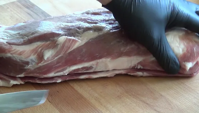 Schweinenacken ca. 1cm dick aufschneiden und aufklappen.